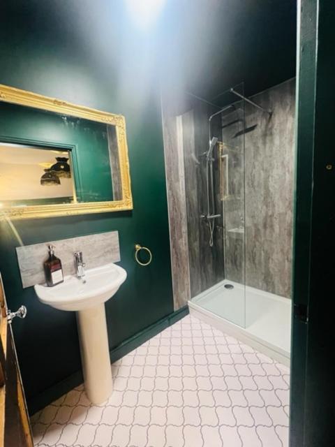 Mollys Boutique Hotel Илкли Екстериор снимка